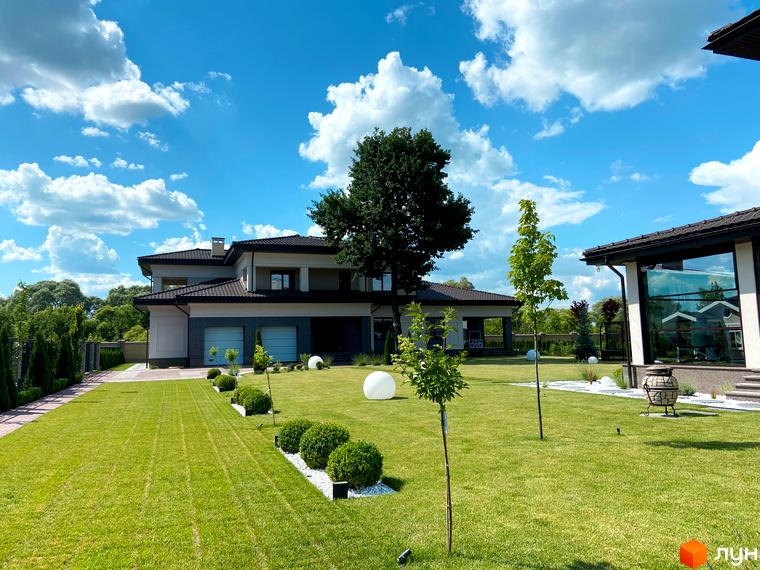 Котеджне містечко КМ Franko River Club. Велика двоповерхова новобудова з гаражем та доглянутою прибудинковою територією з газоном та деревами.