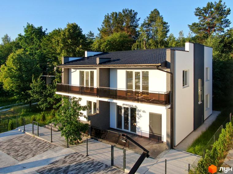 Сучасний житловий комплекс КМ Терещенські Озера з балконами та парковкою. Навколо будинку зелені насадження та паркан.