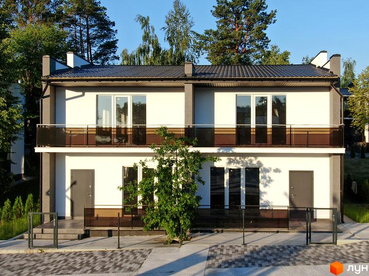 Котеджне містечко Терещенські Озера. Зовнішній вигляд двоповерхових будинків з балконами та прибудинковою територією з огорожею та бруківкою.