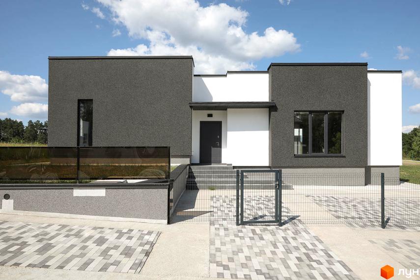 Сучасний будинок з сірим фасадом та білими елементами у КМ Терещенські Озера. Прибудинкова територія з бруківкою та парканом.