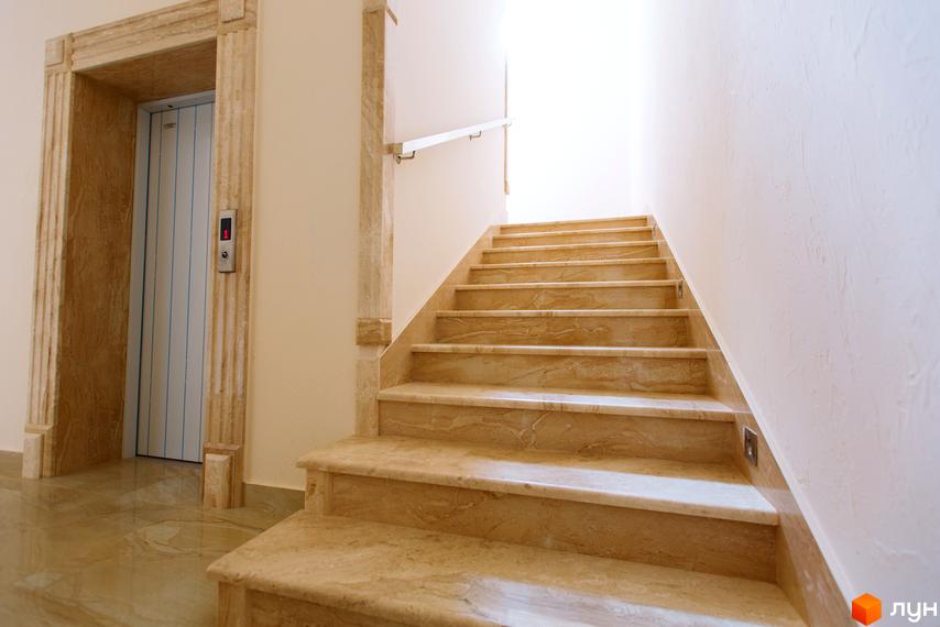 Сходи та ліфт у житловому комплексі SilverPark. Оздоблення мармуром створює елегантний вигляд простору.