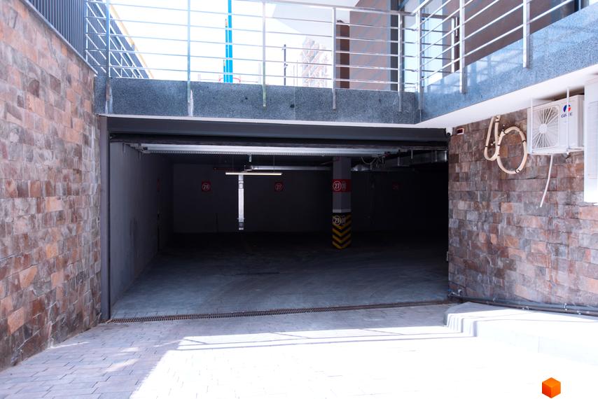 Житловий комплекс SilverPark має цегляний фасад та підземний паркінг. Територія навколо комплексу вимощена плиткою.