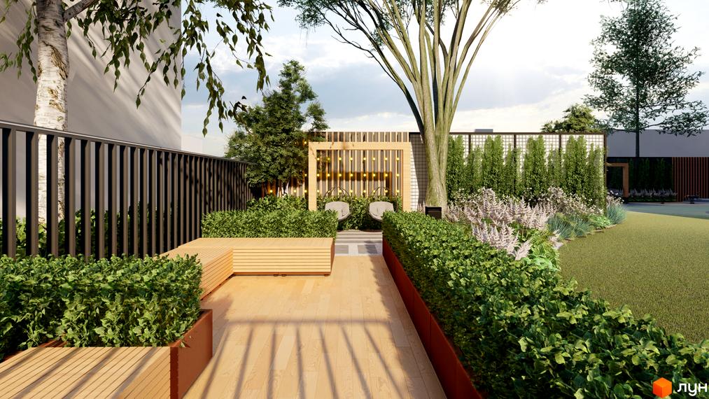 Прибудинкова територія Житлового комплексу OKRUZHNA HALL з дерев'яним настилом, зеленими насадженнями, лавками та зоною відпочинку.