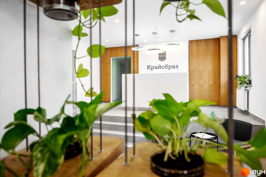 Житловий комплекс Крайобраз: сучасний дизайн рецепції з рослинами та дерев'яними елементами. Інтер'єр новобудови для комфортного життя.