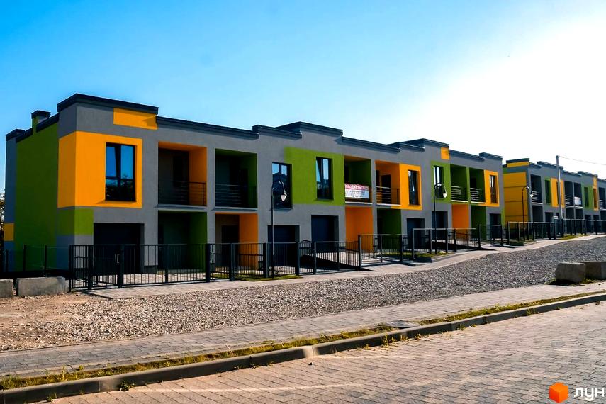 Котеджне містечко Дем’янів лаз: сучасні будинки з яскравими фасадами та огородженою територією. На території комплексу облаштовані паркомісця та доріжки.