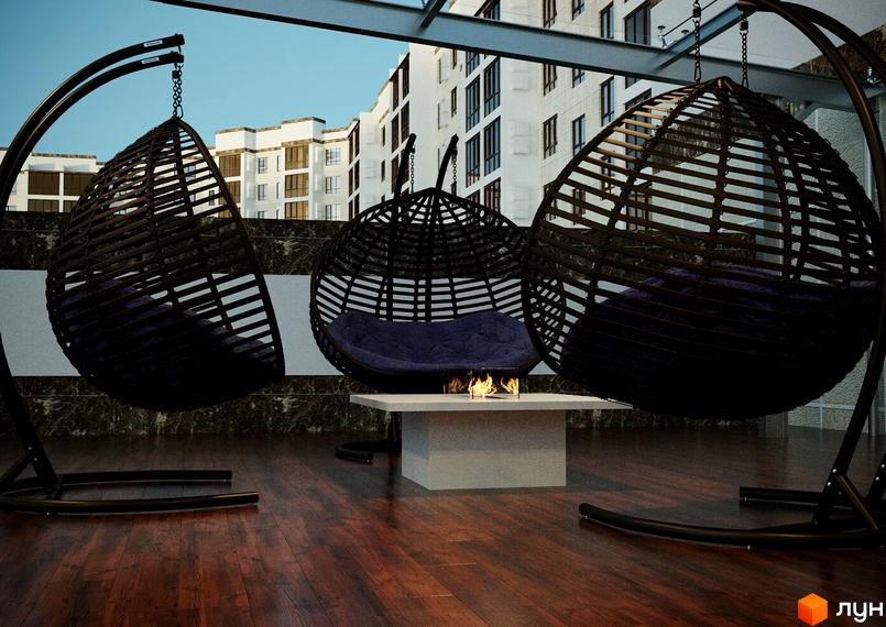 Комплекс Олімп: три підвісні крісла-кокони з синіми подушками, розташовані на терасі з каміном. На задньому плані видно сучасні багатоповерхові будинки.