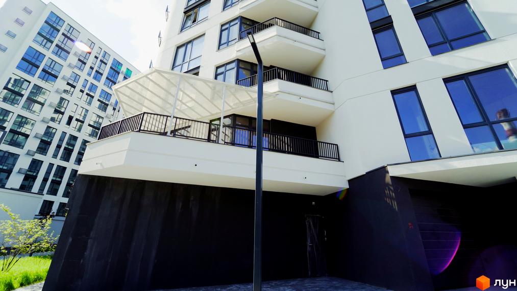 Зовнішній вигляд житлового будинку в Житловому комплексі Лісопарковий. На фото видно фасад будівлі та прибудинкову територію.