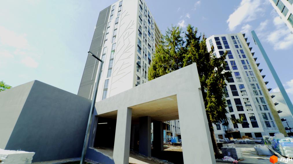 Зовнішній вигляд будинку в Житловому комплексі Лісопарковий. Навколо будівлі ростуть дерева.