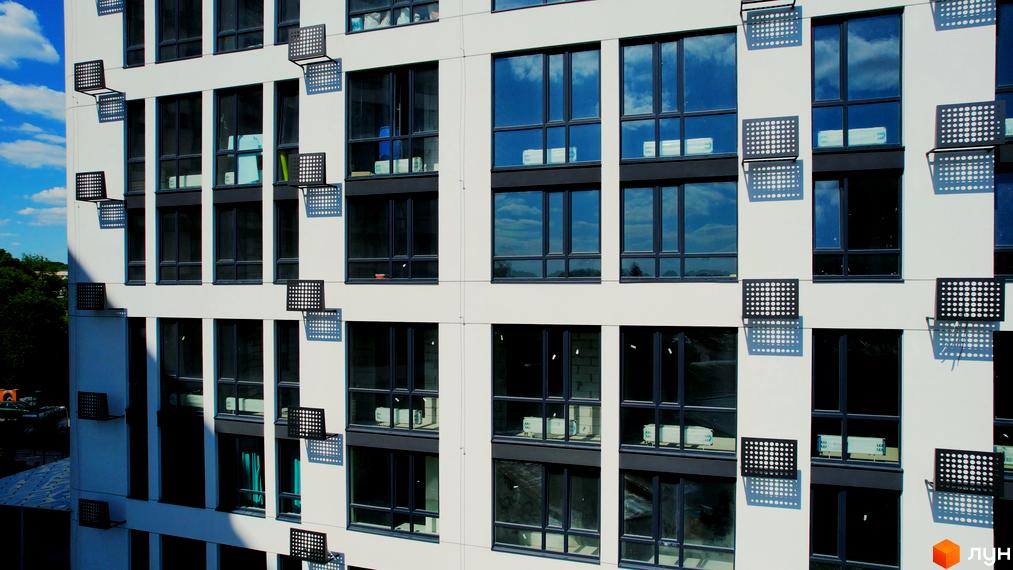 Зовнішній вигляд Житлового комплексу Лісопарковий з великими вікнами та декоративними елементами на фасаді. Вигляд новобудови ззовні.