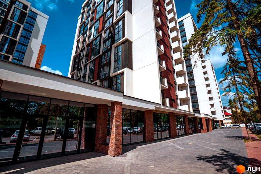 Житловий район Manhattan - це сучасна новобудова з цегляним оздобленням та великими вікнами. Навколо будинку облаштована прибудинкова територія з парковкою та деревами.