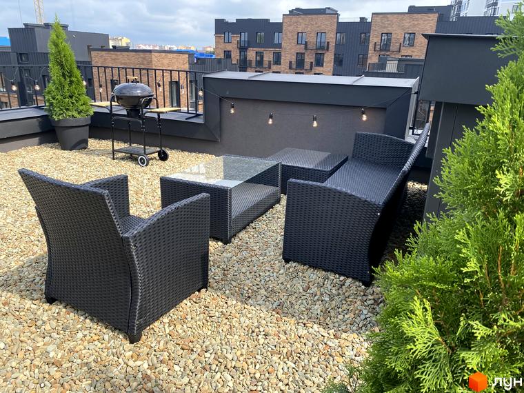 Тераса з меблями та грилем у житловому комплексі Клубне містечко 12. Сучасна архітектура будинків та облаштована прибудинкова територія.