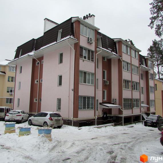 Зовнішній вигляд будинку на вул. Лермонтова, 6д, з рожевими стінами та дахом. Прибудинкова територія з автомобілями та снігом.