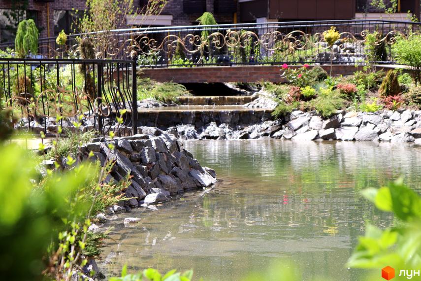 Житловий комплекс Sofia Nova з мальовничим ландшафтом та водоспадом. На території комплексу розташований ставок та зелені насадження.