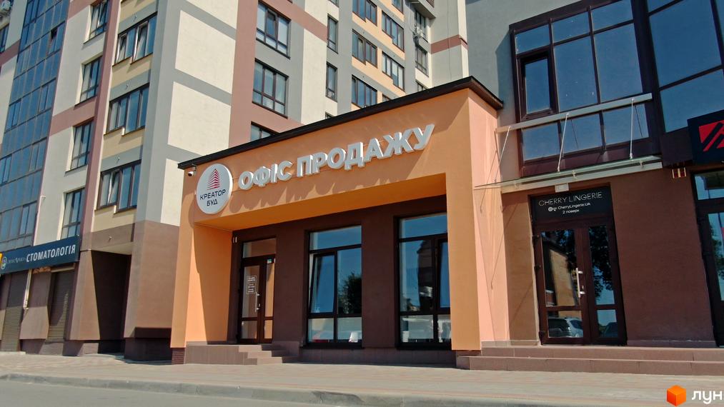 Фасад житлового комплексу Варшавський мікрорайон з вивісками 