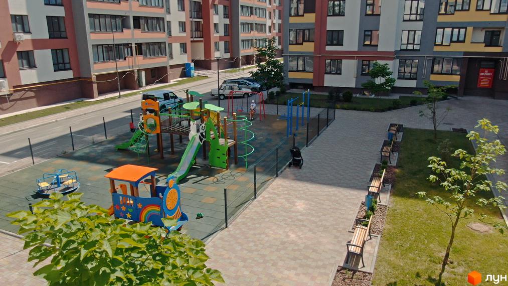 Новобудова ЖК Варшавський мікрорайон з дитячим майданчиком та зонами відпочинку. Сучасний житловий комплекс з доглянутою прибудинковою територією.