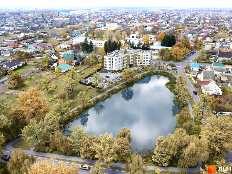 Житловий комплекс Lantana з багатоповерховими будинками біля озера та зеленою прибудинковою територією. Навколо комплексу розташовані приватні будинки та міська забудова.