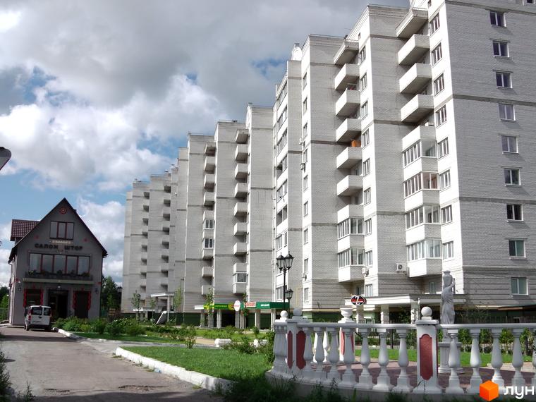 Житловий комплекс Світлиця з багатоповерховими будинками та прибудинковою територією, озелененою газонами.