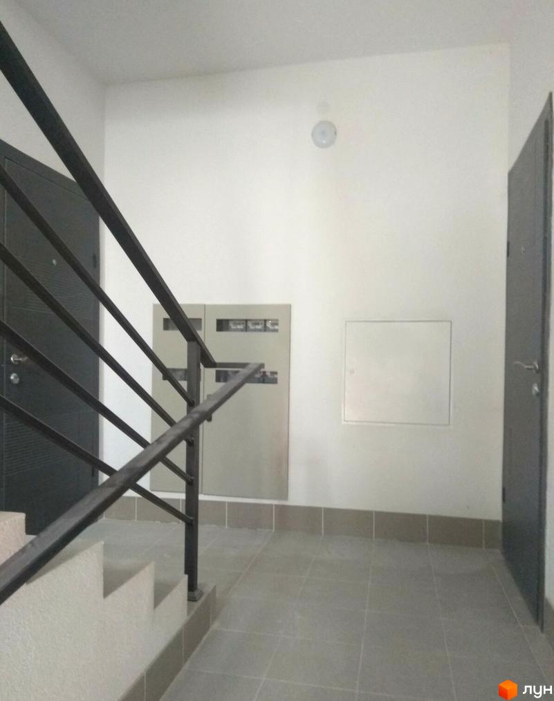 Вхідна група в житловому комплексі на вулиці Глібова, 6. Сходова клітка з дверима та поручнями.