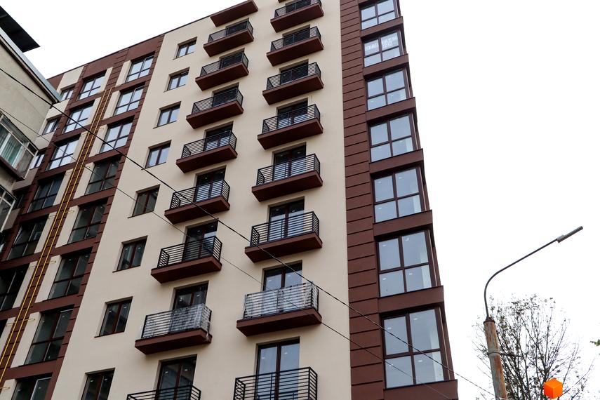 Фасад новобудови ЖК Central House з численними балконами та великими вікнами. Будівельний проєкт з коричневими та бежевими елементами фасаду.