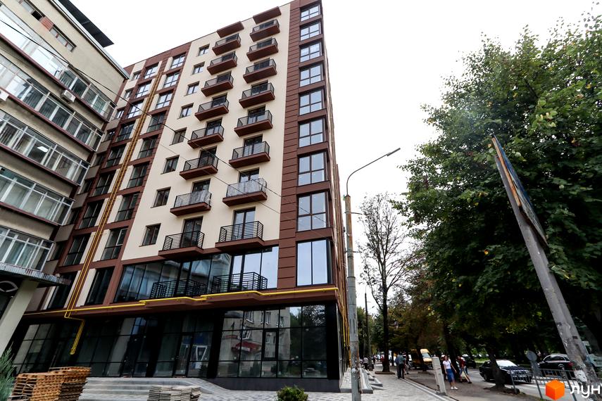 Зовнішній вигляд новобудови ЖК Central House з балконами та великими вікнами. Поруч розташована прибудинкова територія з деревами та вулицею.