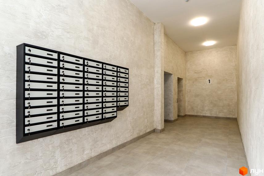 Комплекс Central House: секція з поштовими скриньками на стіні в коридорі новобудови.
