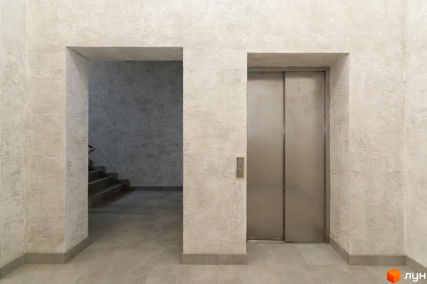 Зовнішній вигляд новобудови ЖК Central House: вхідна група з дверима ліфта та сходовою кліткою. Сучасний дизайн фасаду.