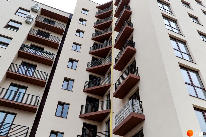 Зовнішній вигляд новобудови ЖК Central House з численними балконами та вікнами. Будівельний проєкт з фасадом світло-бежевого кольору.