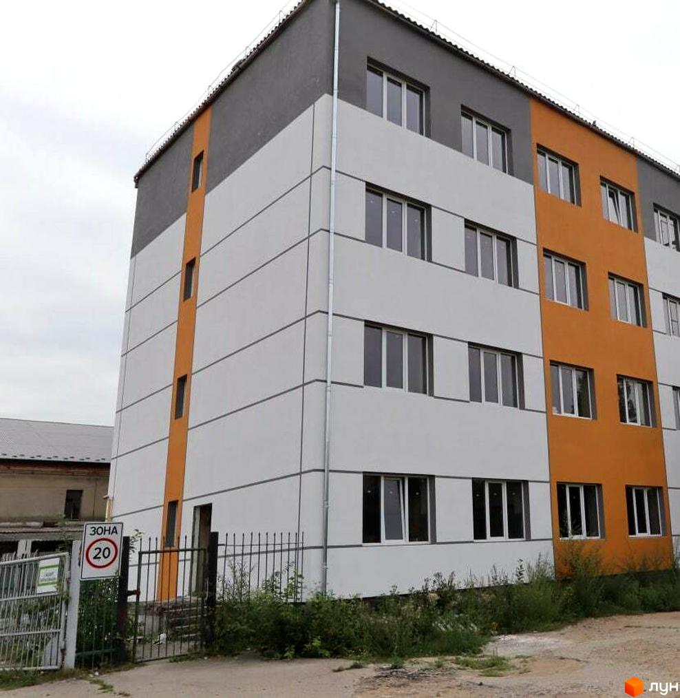 Новобудова ЖК Smart House з біло-сірими фасадами та помаранчевими акцентами, вікнами та огороженою територією.