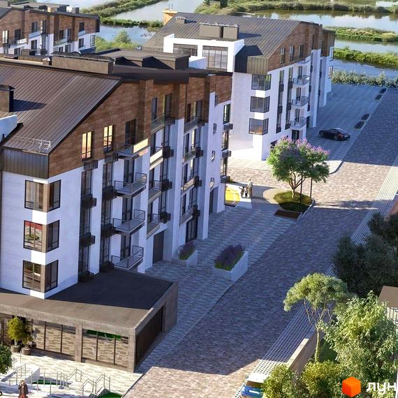 Зовнішній вигляд житлового комплексу Традиція з білими фасадами, коричневими елементами та балконами. На прибудинковій території розташовані дерева та бруківка.