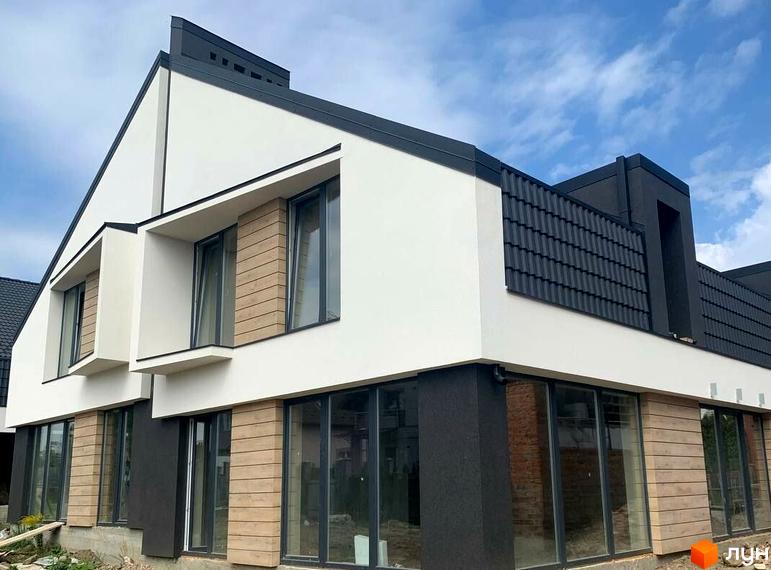 Фасад дуплексу Atlant House з білою штукатуркою, дерев'яними вставками та великими вікнами. Будівельний проєкт з чорним дахом та елементами сучасної архітектури.