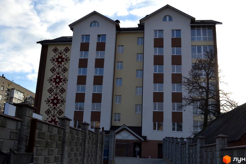 Житловий комплекс Вишиванка - це сучасна новобудова з унікальним фасадом, прикрашеним національним орнаментом. Навколо комплексу розташована доглянута прибудинкова територія з огорожею.