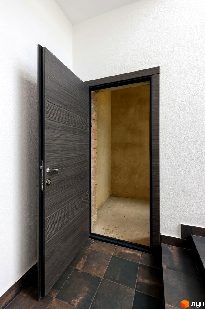 Фотографія відкритого дверного отвору в приміщенні з оздобленням стін і підлоги. Вигляд на внутрішній простір без обробки.