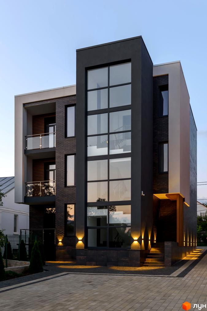 Зовнішній вигляд будинку в Житловому комплексі Elite House з великими вікнами та освітленням. Вигляд на фасад та прибудинкову територію.