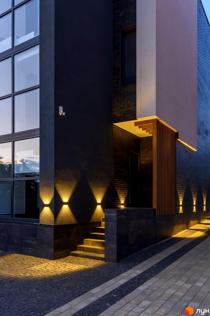 Фасад будинку в Житловому комплексі Elite House з великими вікнами та підсвічуванням. Облаштована прибудинкова територія.