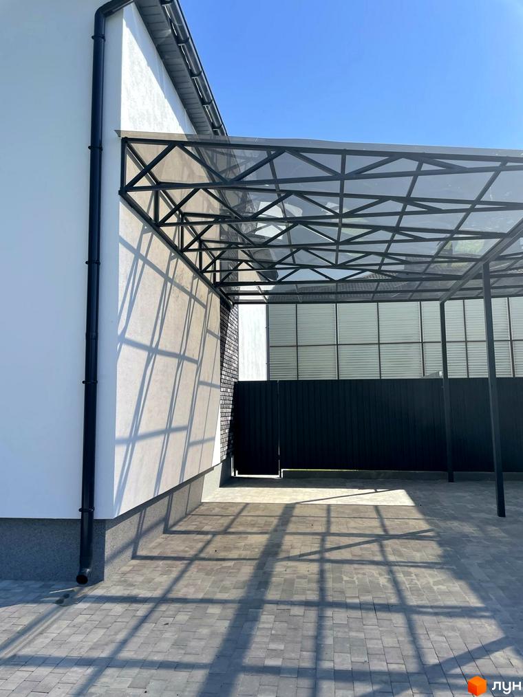 Зовнішній вигляд новобудови Дуплекси „На Драгоманова“ з навісом та бруківкою на території. Сучасний житловий комплекс для комфортного життя.