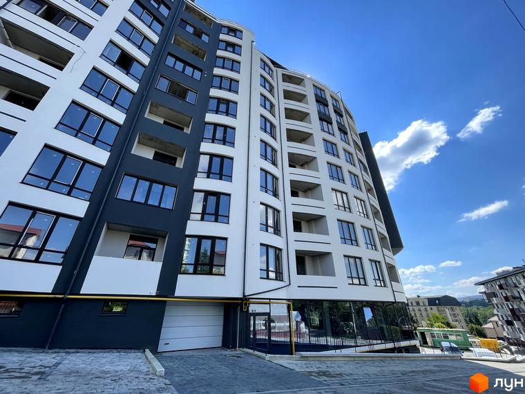 Зображення фасаду будинку Житловий комплекс Трускавецька Фортеця. Багатоповерхова будівля з великими вікнами та сірим оздобленням.