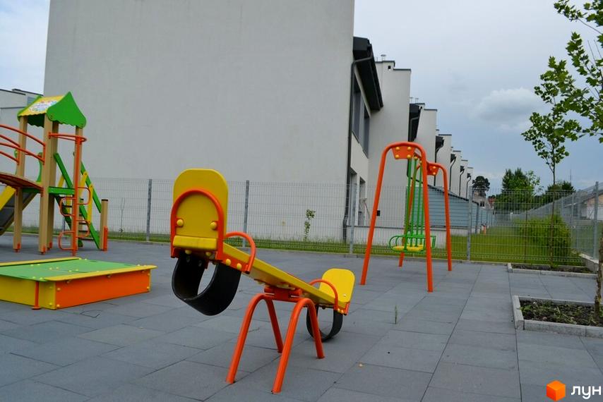 Дитячий майданчик біля сучасних таунхаусів 