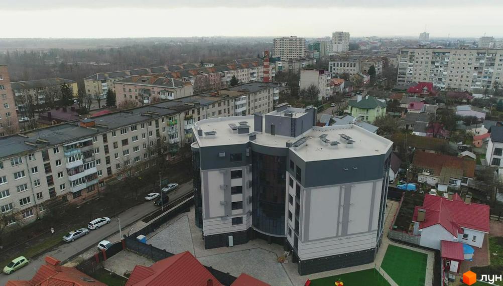 Зображення Житлового комплексу на вулиці Коперника, 83. Багатоповерховий будинок з великими вікнами та облаштованою територією.