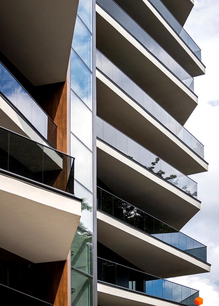 Житловий комплекс Avalon Lux: фасади з панорамним склінням та балконами з скляними огорожами. Архітектура новобудови.