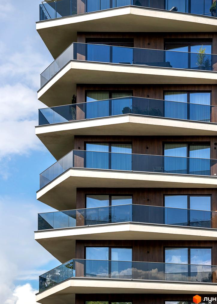 Фасад житлового комплексу Avalon Lux з балконами та скляними перилами. Сучасна архітектура новобудови.