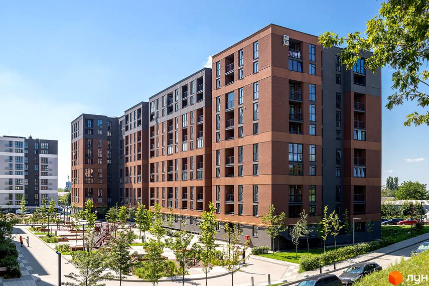 Зображення фасаду та подвір'я Житлового комплексу Avalon Zelena Street. Багатоповерховий будинок з великою прибудинковою територією.