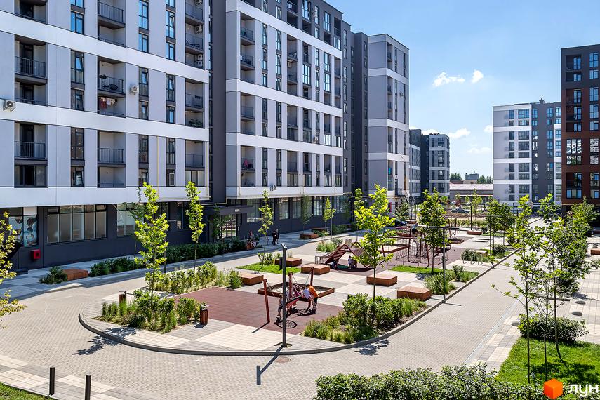 Зображення Житлового комплексу Avalon Zelena Street. Вигляд новобудови та облаштованого подвір'я з дитячим майданчиком.