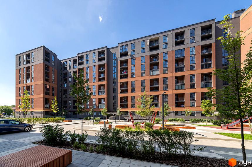 Зображення фасаду та подвір'я Житлового комплексу Avalon Zelena Street. Багатоповерхова будівля з балконами та дитячим майданчиком.