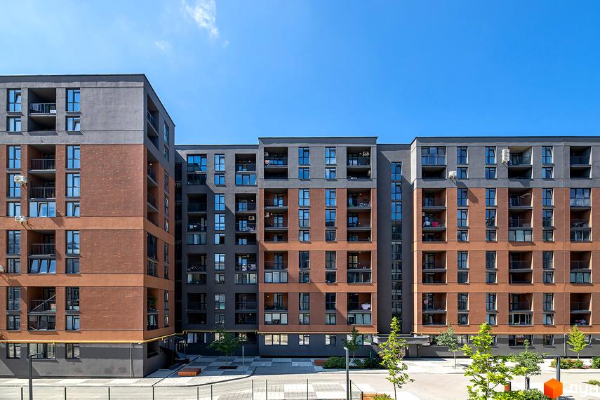 Зображення фасаду та прибудинкової території Житлового комплексу Avalon Zelena Street. Багатоповерхова будівля з великими вікнами та балконами.