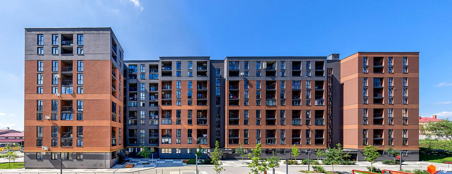 Зовнішній вигляд багатоквартирного будинку в Житловому комплексі Avalon Zelena Street. Фасад будинку з великими вікнами та балконами.