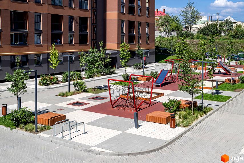 Зображення будинку в Житловому комплексі Avalon Zelena Street з дитячим майданчиком. Вигляд з висоти пташиного польоту на територію.