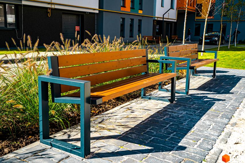 Житловий комплекс Квартал Краківський. Сучасні фасади будівель та облаштована прибудинкова територія з лавками та зеленими насадженнями.