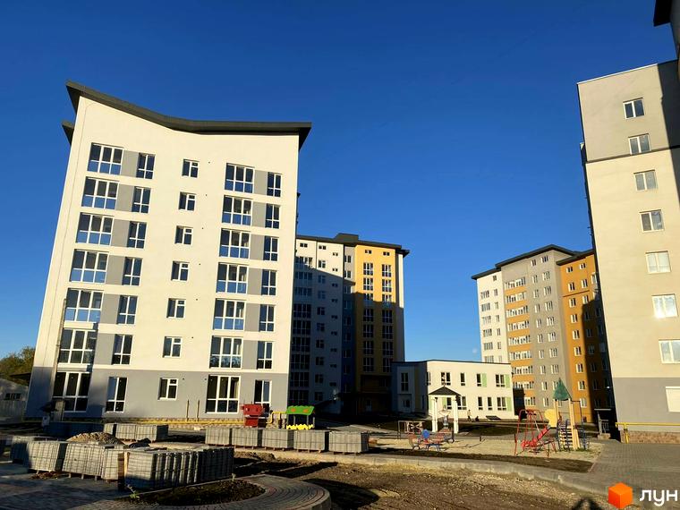 Житловий комплекс Рідний Дім – це сучасні багатоповерхові будинки з панорамними вікнами та упорядкованою прибудинковою територією з дитячим майданчиком.