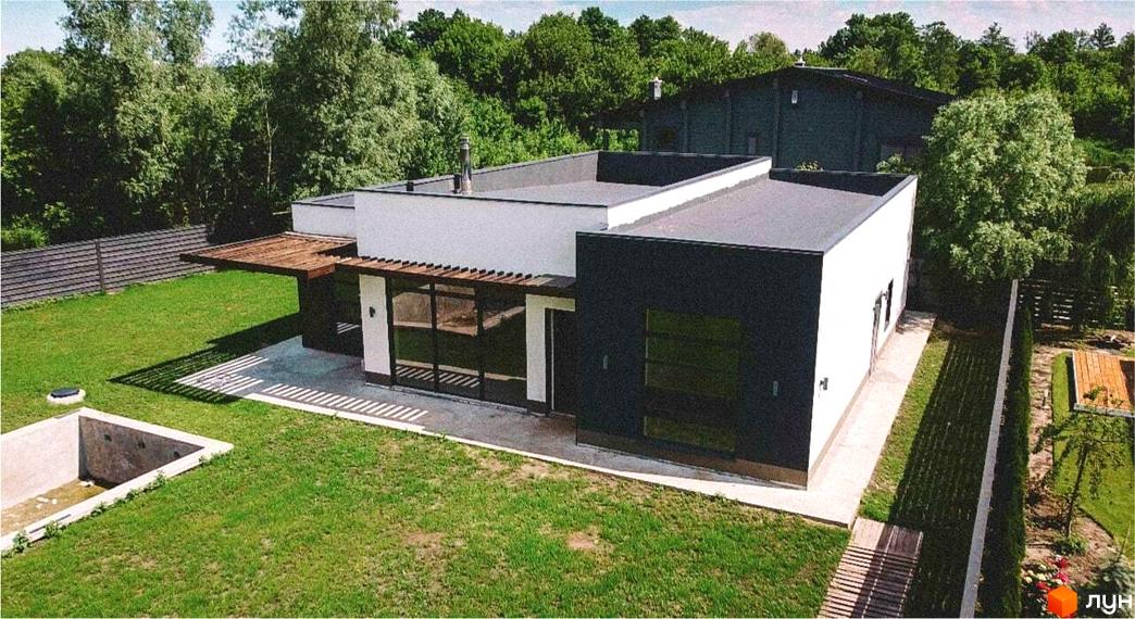 Котеджне містечко Azimut River Club: будинок з пласкою покрівлею та великими вікнами, зелена галявина та басейн.