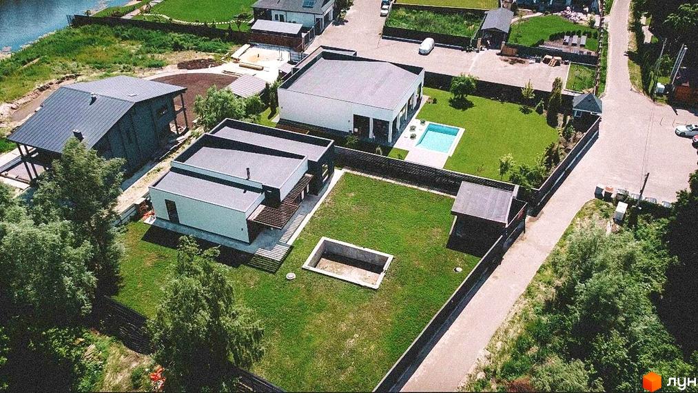 Котеджне містечко Azimut River Club з басейном та доглянутою прибудинковою територією. На фото видно сучасні будинки та зелену зону.